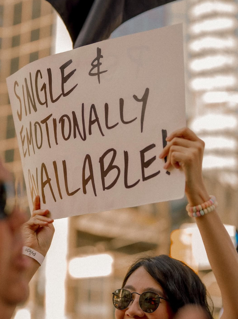 Single and emotionally available sign from a social moment