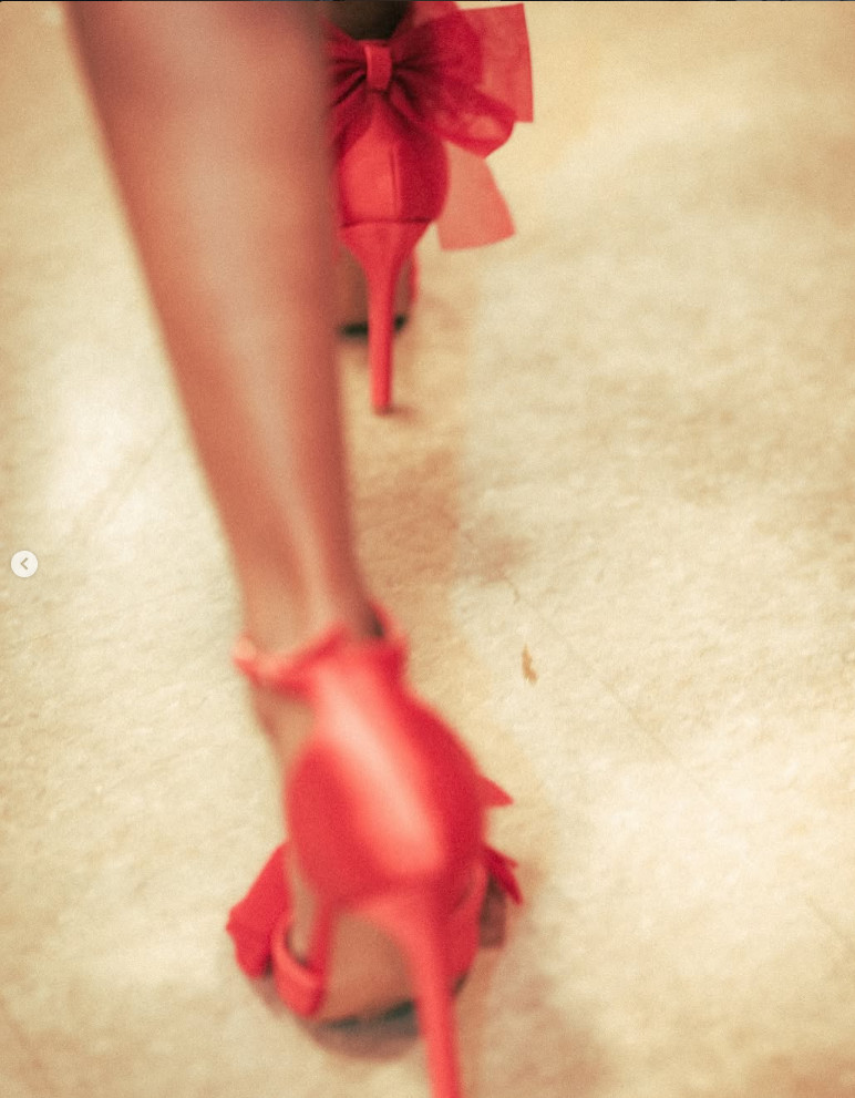 Pink bow heel detail